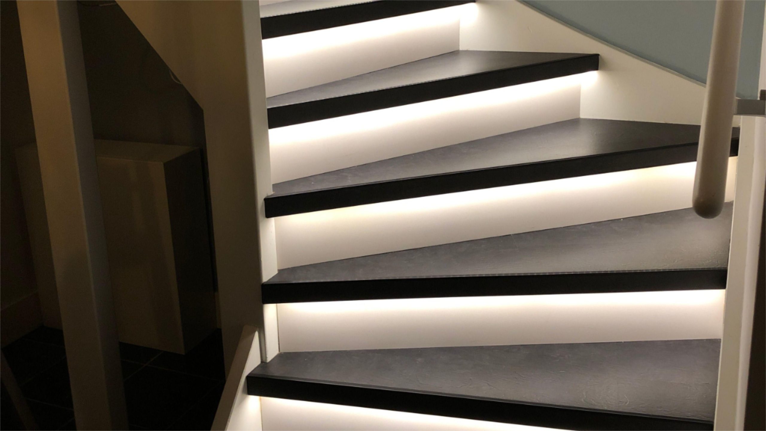 Cómo Se Pegan las Luces LED: 7 Trucos para una Instalación Perfecta-Guía-Guía de Iluminación LED