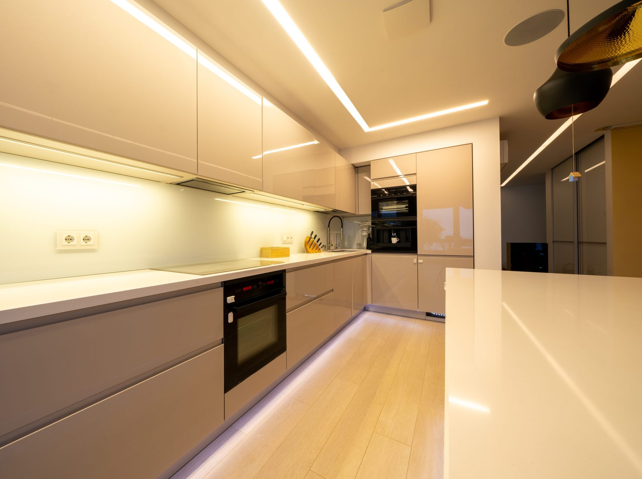 ✓ Técnicas de iluminación (Luz LED) para cocinas integrales