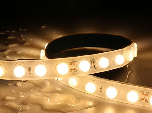 Tiras de luz LED en decoración de bodas al aire libre
