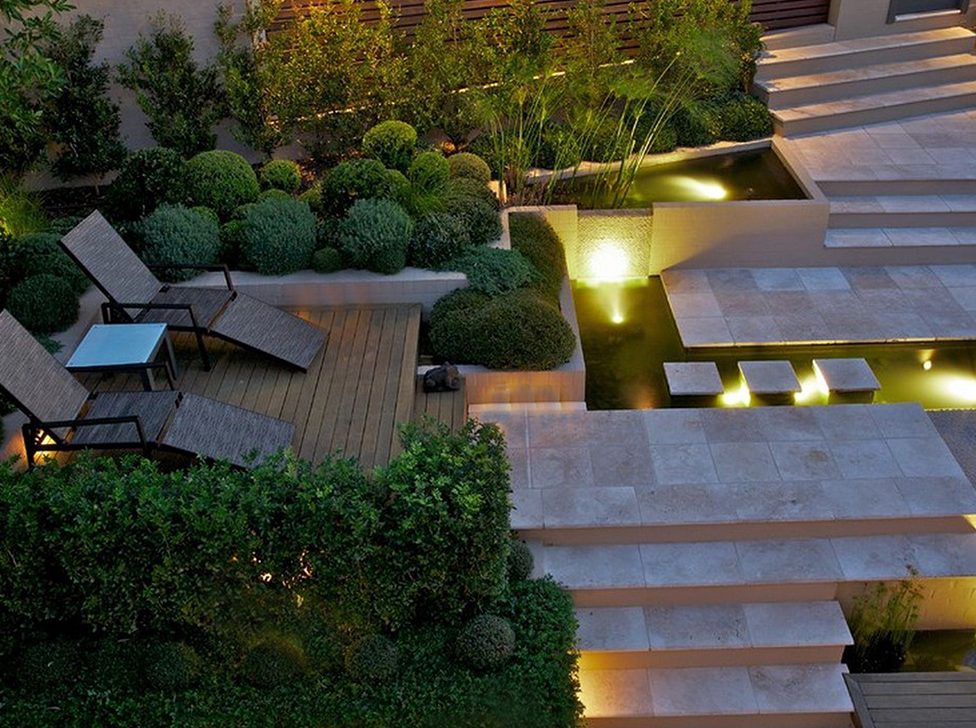 Tiras de luz LED y diseño paisajístico de patio exterior.